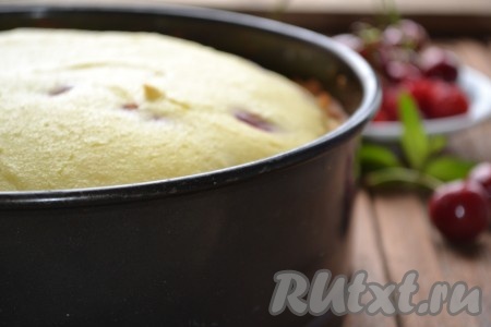 Песочный пирог с творогом и вишней отправляем в духовку разогретую до 180 градусов&nbsp;на 45-55 минут.