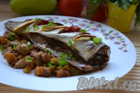 Запеченная скумбрия с овощами