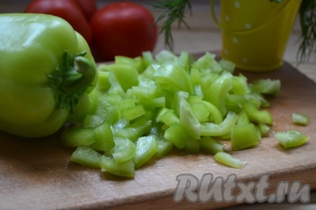 Перцы, очищенные от семян и плодоножек, нарезаем некрупными кубиками.