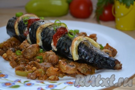 Выкладываем на блюдо запеченную скумбрию, тушеные овощи и подаём горячими к столу.
