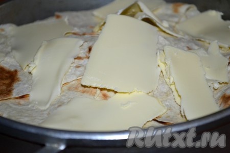 Плов закрыть свисающими полосками лаваша. Сверху выложить кусочки сливочного масла и отправить на 20-30 минут в духовку, разогретую до 180 градусов.
