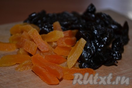 Нарезать соломкой чернослив и курагу.
