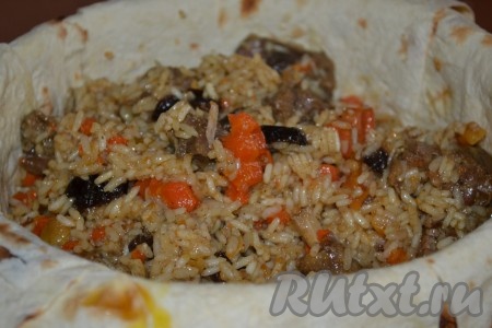 Когда рис будет практически готов, выложить королевский плов в застеленную форму.
