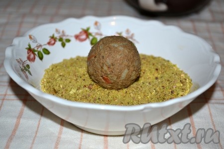 Из полученной массы скатать шарики и обвалять их в измельченных фисташках.
