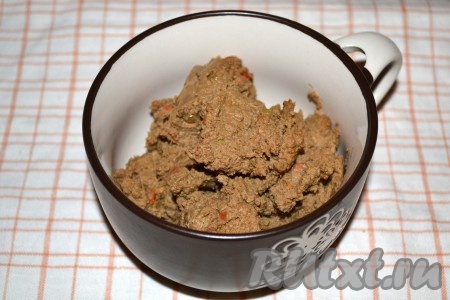 В чашу блендера поместить лук, морковь и печень, посолить, поперчить, перемолоть блендером до получения однородной массы.
