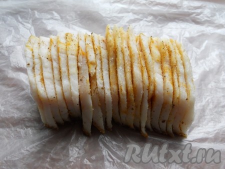 Сложить сало стопочкой, как на фото, и поместить в целлофановый пакет или завернуть в пищевую плёнку. Оставить при комнатной температуре на 2,5-3 часа.