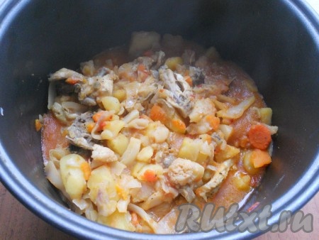 После сигнала открыть крышку мультиварки добавить томатную пасту, смешанную с 50 миллилитрами воды, перемешать курицу с капустой и картошкой, снова выставить программу мультиварки "Тушение" на 15 минут, крышку мультиварки закрыть. После звукового сигнала блюдо будет готово.