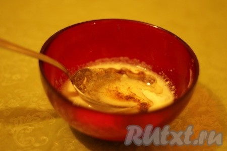 В миске смешать жидкие ингредиенты, сахар и пряности. 