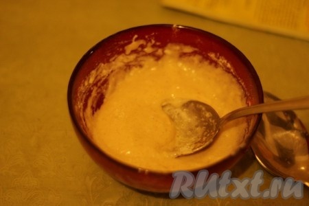 Тщательно перемешивать после каждого добавления муки. 