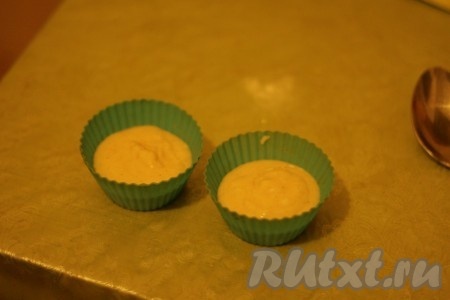 Выливаем тесто в формочки. 