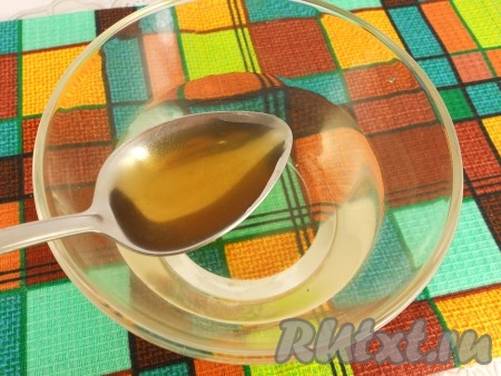 Приготовить пропитку: в кастрюльку влить воду, всыпать сахар. Довести воду с сахаром до кипения, когда сахар полностью растворится, выключить газ. Сироп остудить и влить в него столовую ложку коньяка, перемешать.
