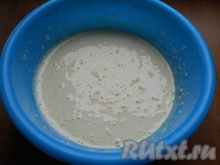 В другой посуде взбить желтки с оставшимся сахаром и ванилином до почти белого, пышного состояния.