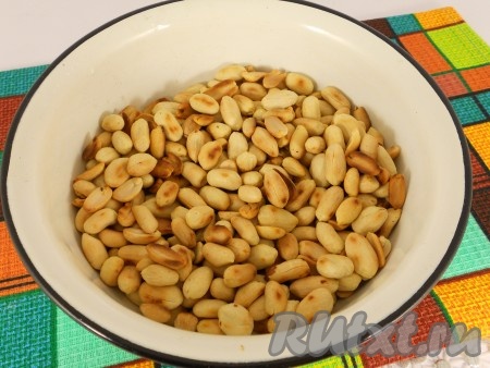 Арахис поджарить на сковороде и остудить.