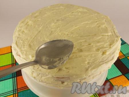 Сверху накрыть второй частью бисквита и смазать верх и бока оставшимся кремом.