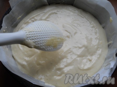 Круглую форму (лучше разъемную) диаметром 20-22 см смазать хорошо сливочным маслом, дно застелить пергаментом. Я еще застелила и бока, так как у меня форма не разъемная. Готовое тесто выложить в форму, разровнять.