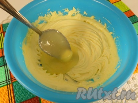 Далее во взбитое сливочное масло добавлять по ложке заварной смеси, взбивая миксером.