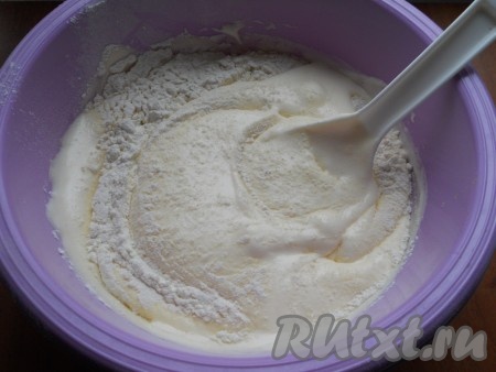 Муку просеять, затем просеять второй раз прямо в желтково-белковую массу также понемногу, каждый раз аккуратно вмешивая ее.