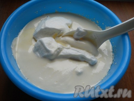 Далее к желтковой массе добавить по частям взбитые белки, каждый раз аккуратно, снизу вверх, деревянной или пластиковой лопаткой вмешивать их в желтковую массу.
