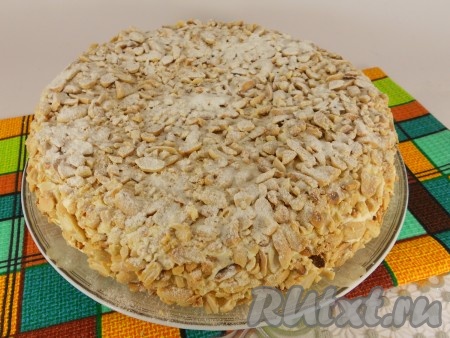 Арахисом полностью обсыпать верх и бока торта, сверху немного посыпать сахарной пудрой.