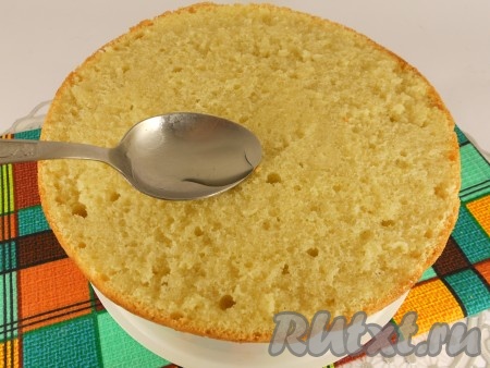 Нижний корж хорошенько пропитать подготовленным сиропом.