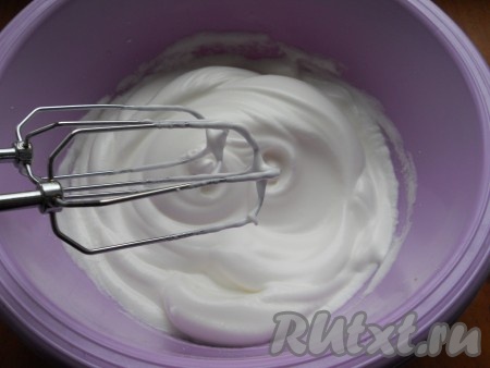 Постепенно всыпать половину нормы сахара (60 грамм), продолжая взбивать на высокой скорости миксера. Также взбивать до устойчивых пиков (минут 10).
