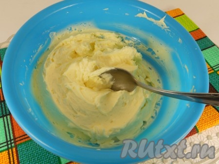 В итоге получится очень классный, нежный крем, в который в конце добавить по столовой ложке коньяка и рома. Вместо рома я добавила 2 капли ароматизатора.
