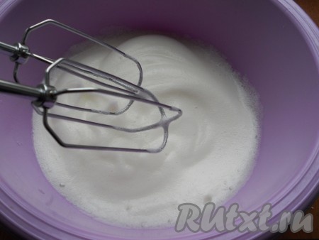 Бисквит нужно испечь заранее, он должен "отлежаться" 8-12 часов. Яйца должны быть холодными. Отделить желтки от белков. Белки взбить миксером с щепоткой соли до характерных пиков. На это уйдет минут 5-6.
