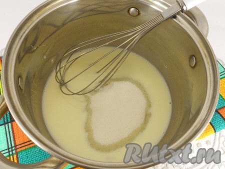 Всыпать сахар.