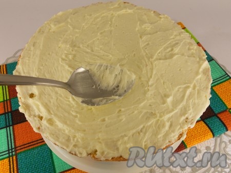 Затем смазать его 1/3 частью крема.