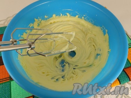 Приготовить крем: размягченное сливочное масло взбить миксером добела.