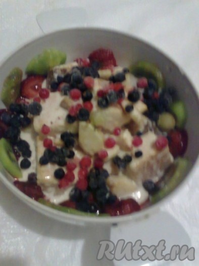 Остальные фрукты и ягоды перемешать с кусочками бисквита и сметанным кремом, вылить в посуду с выложенными ягодами и фруктами (на фото часть бисквита и ягод со сметанным кремом).