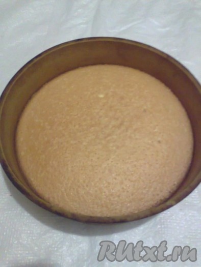 Бисквит можно испечь по любому любимому рецепту. Нам понадобится 200 грамм готового бисквита. Предлагаю приготовить бисквит по такому рецепту: яйца взбить с сахаром в течение 5 минут с помощью миксера, затем добавить крахмал, муку и перемешать ложкой. Выпекать в разогретой духовке при температуре 180 градусов 20 минут. Остудить. Вес готового бисквита 270 грамм.