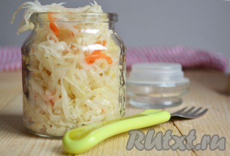 И оставляем в комнате на два дня, периодически выпуская воздух, протыкая банку до дна тонким предметом (удобно делать шампуром). По истечении времени можно ставить квашеную капусту в холодильник. После охлаждения можно добавить лучка, масла и подавать на стол. Квашеная капустка, приготовленная с морковью по этому рецепту, получается аппетитной и очень вкусной.
