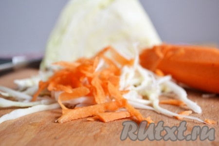 Добавляем одну большую натертую морковь.
