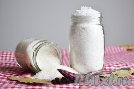 Всыпаем стакан соли и стакан сахара.
