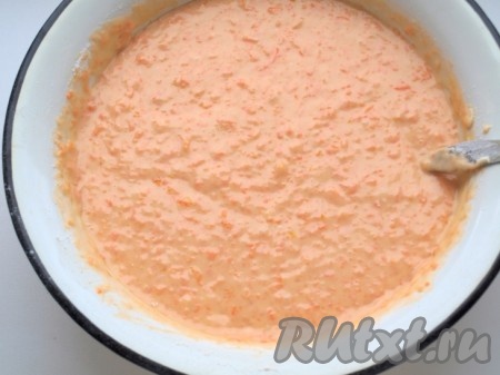 Частями всыпать муку, каждый раз вмешивая её в тесто столовой ложкой. Как только тыквенное тесто для кексов станет по консистенции напоминать сметану средней густоты, значит больше муку добавлять не нужно. Главное - ориентироваться на густоту теста, а не на количество муки.