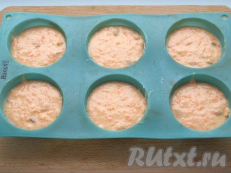 Разложить тыквенное тесто по формочкам, заполняя их на 2/3 объёма (я использовала силиконовые формочки, поэтому не смазывала их маслом перед выкладыванием теста, если будете готовить в железных формочках, тогда перед выкладыванием теста смажьте их маслом).