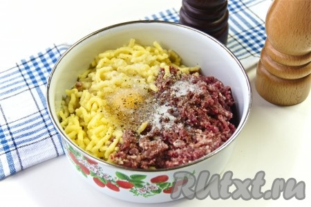 Добавить яйцо, посолить и поперчить по вкусу, хорошенько перемешать.