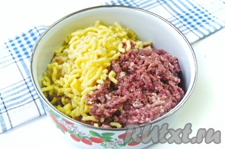 Лук и вареную картошку очистить. Сердечки вымыть, обсушить и прокрутить через мясорубку с картофелем и репчатым луком.
