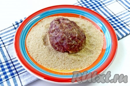 Из фарша сформировать котлеты нужного размера и обвалять в панировочных сухарях.
