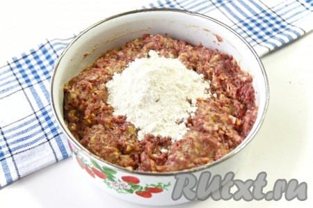 Добавить муку (муки может понадобиться чуть больше или меньше, зависит от консистенции фарша), хорошенько перемешать. Миску с фаршем накрыть пищевой пленкой и поставить в холодильник на 30 минут.
