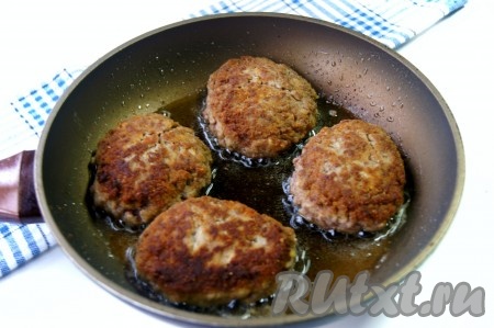 Как только котлеты зарумянятся, нужно перевернуть их, прикрыть крышкой и жарить на слабом огне минут 15.
