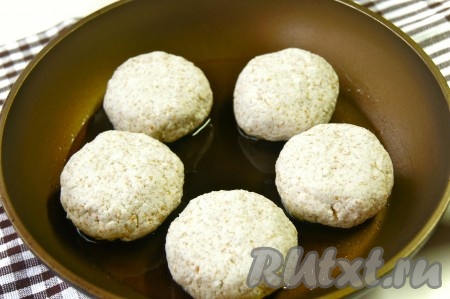 На сковороде разогреть растительное масло, выложить сырники и обжарить на среднем огне до появления снизу румяной корочки (примерно 2-3 минуты).