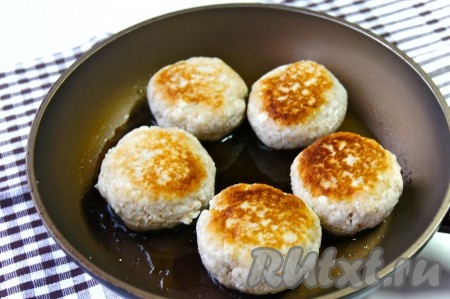 Затем перевернуть и продолжить жарить ещё 2-3 минуты (до подрумянивания с другой стороны).