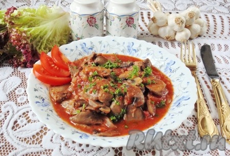 Ароматную, вкусную, нежную куриную печень, тушёную с грибами, к столу подаём с гарниром.