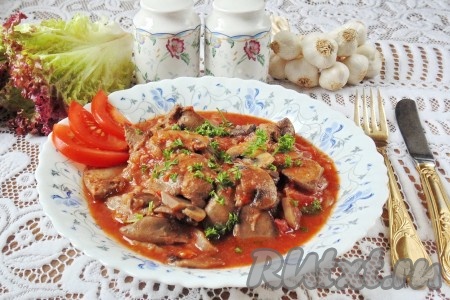 Куриная печень, тушёная с грибами