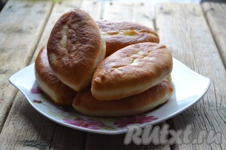 Сковороду хорошо разогреваем с растительным маслом. Выкладываем пирожки швом вниз и обжариваем на среднем огне до румяной корочки снизу. Затем переворачиваем и жарим с другой стороны тоже до румяной корочки. Жарим примерно по 3-4 минуты с каждой стороны. Вкуснейшие жареные пирожки с грибами и картошкой подаём к столу с пылу с жару.