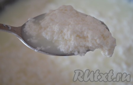 Довести молоко до кипения (не кипятить!) и влить сок, выжатый из половины лимона, непрерывно помешивая молоко. Примерно через 2-3 минуты начнут отделяться творожные хлопья от сыворотки.