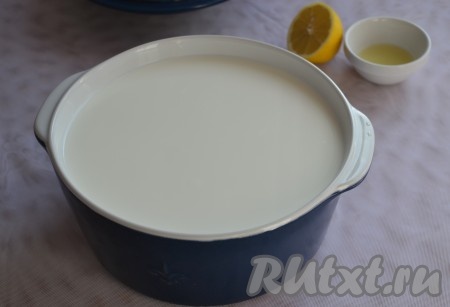 Налить молоко в толстостенную кастрюлю, поставить на огонь. 
