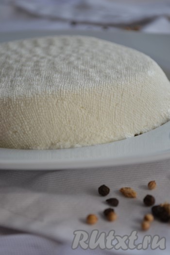 Вот так достаточно просто можно приготовить наивкуснейший сыр из молока и лимона в домашних условиях. Такой сыр отлично режется. 